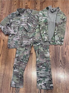 US Army Military-Style Camouflage Jacket, shirt Pants Set - Green Camo medium